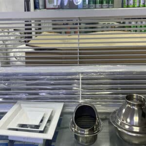 Mặt lạ cửa gió