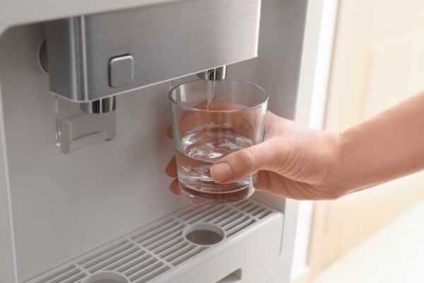 Với công nghệ lọc RO, nước tinh khiết có độ pH trung bình khoảng 7.0, phù hợp cho mọi lứa tuổi sử dụng hàng ngày