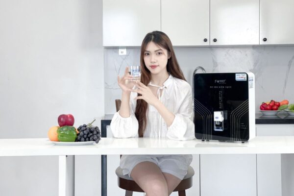 Với độ pH từ 7.5 – 9.5, nước ion kiềm giúp trung hòa Axit dư thừa trong cơ thể, duy trì sự cân bằng pH tự nhiên